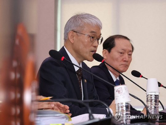 20일 윤석열 대통령 지지 시위대의 서울서부지법 청사 불법 진입 및 난동 사태와 관련한 긴급 현안질의가 열린 국회 법제사법위원회 전체회의에 출석한 천대엽 법원행정처장(왼쪽)이 의원 질의에 답변하고 있다. 연합뉴스